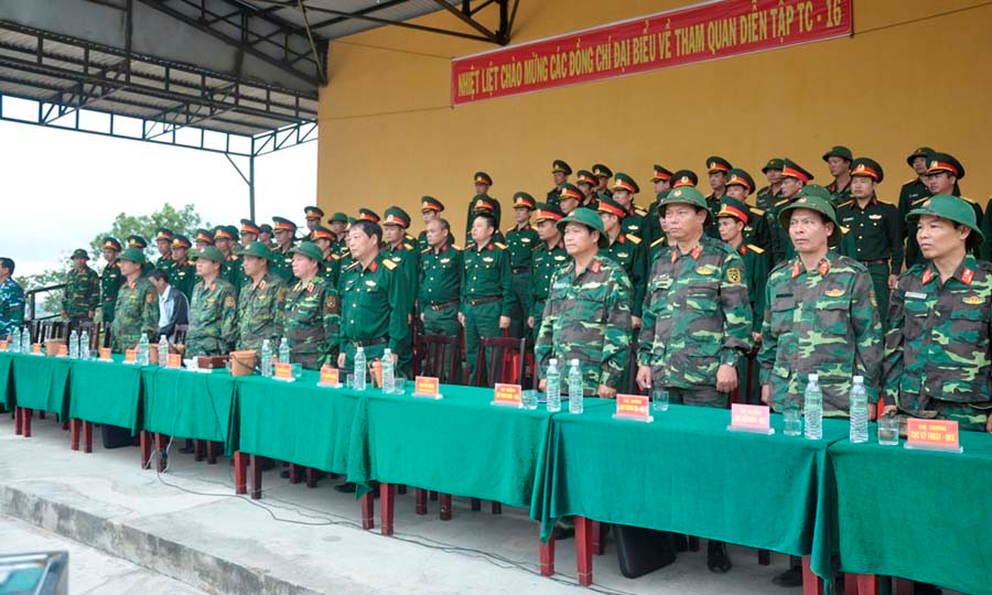 Các đại biểu về tham quan cuộc diễn tập. Ảnh: Vũ Duy Các đại biểu về tham quan cuộc diễn tập. Ảnh: Vũ Duy