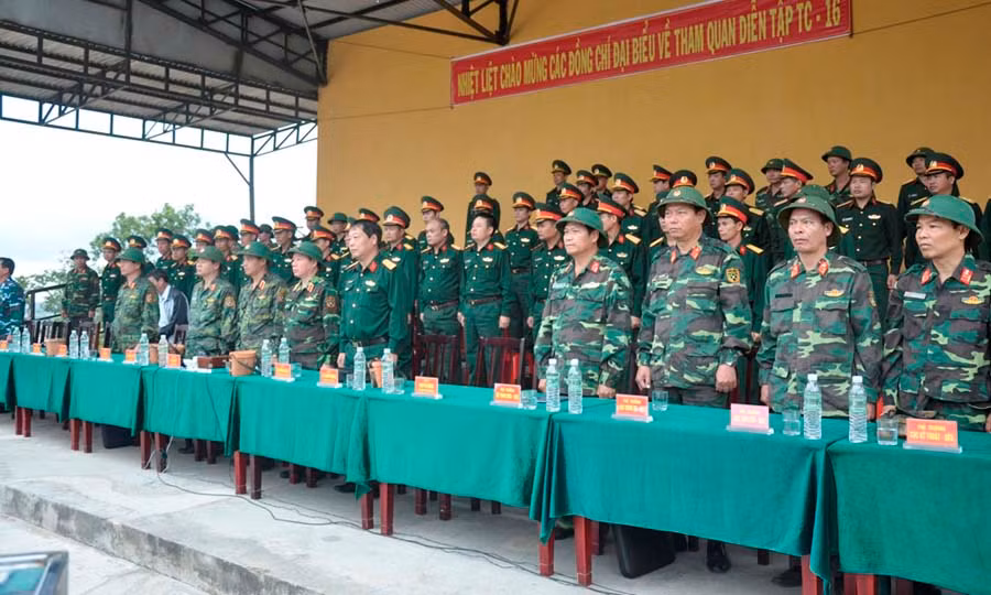 Các đại biểu về tham quan cuộc diễn tập. Ảnh: Vũ Duy