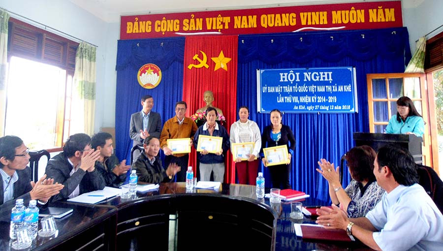 Tặng giấy khen cho các tập thể có thành tích xuất sắc. Ảnh: Hồng Thi