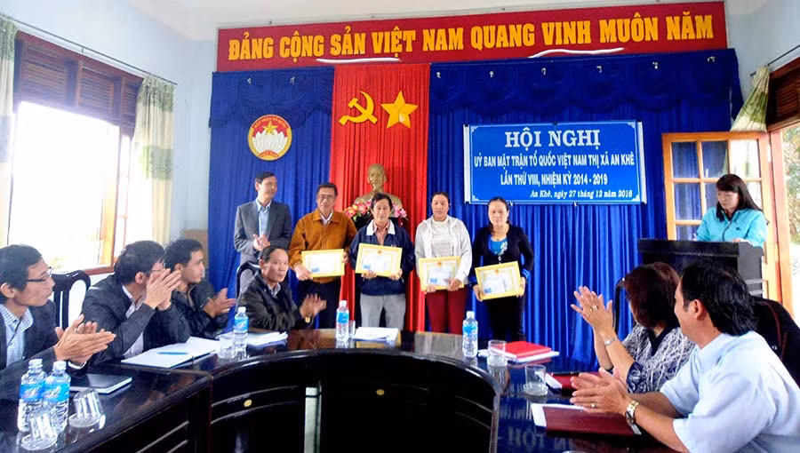 Tặng giấy khen cho các tập thể có thành tích xuất sắc. Ảnh: Hồng Thi