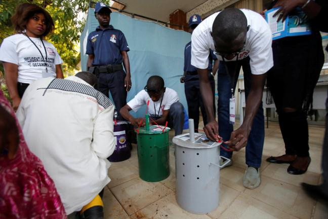 Người dân Gambia bắt đầu tiến trình đi bầu cử để bầu tổng thống nhiệm kỳ mới từ ngày hôm qua 1-12. Tuy nhiên, khác với nhiều quốc gia khác trên thế giới, hệ thống bầu cử của Gambia được xây dựng dựa trên những viên bi ve. Đây là truyền thống bầu cử có từ những năm 1960 ở quốc gia châu Phi này.