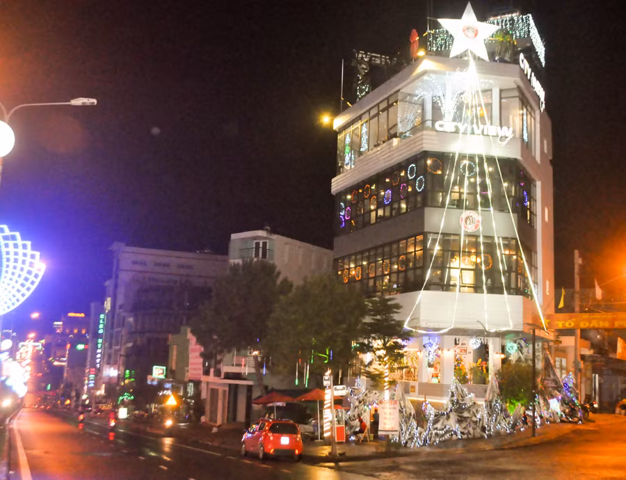 Quán cà phê được trang trí rực rỡ, cầu kỳ nhằm mang đến một không khí rộn ràng, tươi mới. Quán cà phê được trang trí rực rỡ, cầu kỳ nhằm mang đến một không khí rộn ràng, tươi mới.