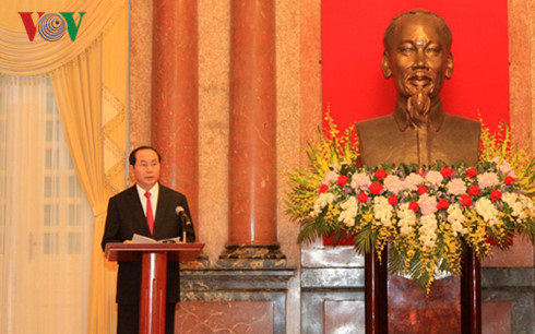 Chủ tịch nước tin tưởng và mong muốn 4 sĩ quan được thăng hàm sẽ tiếp tục rèn luyện bản lĩnh chính trị, không ngừng học tập, nghiên cứu, nâng cao năng lực Chủ tịch nước tin tưởng và mong muốn 4 sĩ quan được thăng hàm sẽ tiếp tục rèn luyện bản lĩnh chính trị, không ngừng học tập, nghiên cứu, nâng cao năng lực