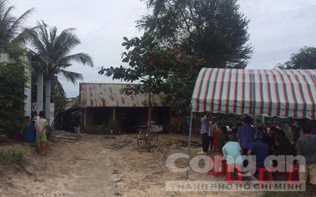 Gia đình lo hậu sự cho nạn nhân (Ảnh: Công an TPHCM) Gia đình lo hậu sự cho nạn nhân (Ảnh: Công an TPHCM)