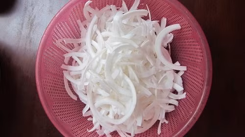  Rửa dừa cho bớt tinh dầu