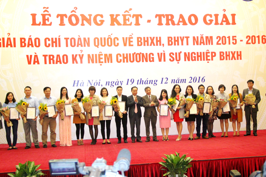 Trao giải cho các nhà báo xuất sắc. Trao giải cho các nhà báo xuất sắc.