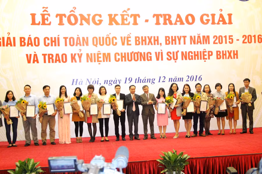 Trao giải cho các nhà báo xuất sắc.