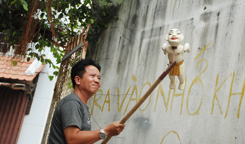 Nghề làm con rối đối với ông Oánh là niềm đam mê mãnh liệt. Nghề làm con rối đối với ông Oánh là niềm đam mê mãnh liệt.
