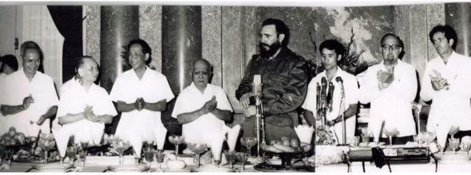 Ông Nguyễn Đình Bin (thứ ba từ phải sang) trong một lần phiên dịch cho lãnh tụ Fidel Castro nhân chuyến thăm Việt Nam.