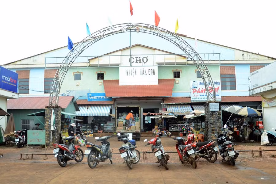  Chợ huyện Đak Đoa. Ảnh: P.L
