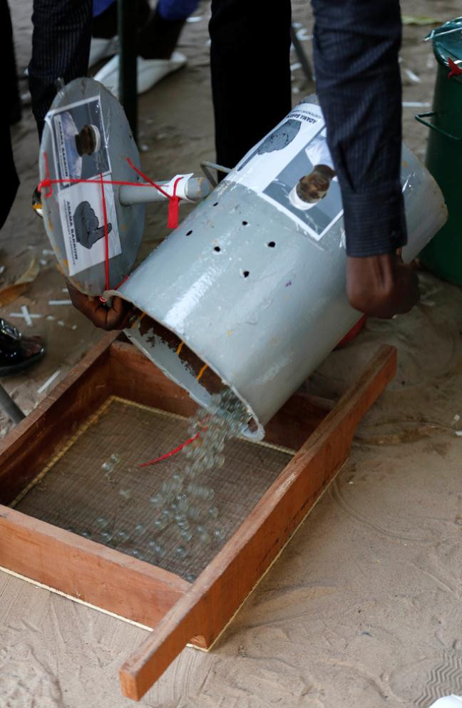 Sau khi các cử tri bỏ phiếu xong, toàn bộ số bi trong các thùng sẽ được đổ ra những chiếc khay đặc biệt, có từ 200-500 lỗ, giúp các nhân viên phụ trách bầu cử có thể đếm chính xác và nhanh chóng số bi dành cho mỗi ứng viên tổng thống.