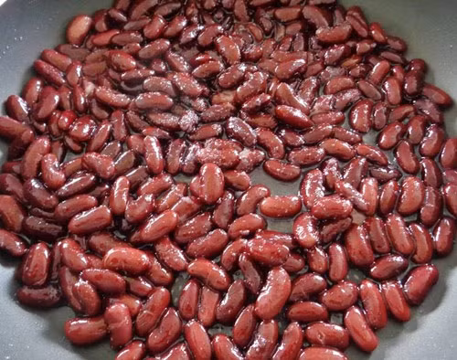 Ngâm đường với đậu đỏ đã luôc chín