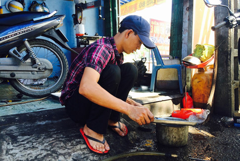 Người anh lớn, Nguyễn Tài Dũng đứng ra phát động 2 em Thắng và Cường cùng đi sửa xe giúp bà con. Người anh lớn, Nguyễn Tài Dũng đứng ra phát động 2 em Thắng và Cường cùng đi sửa xe giúp bà con.