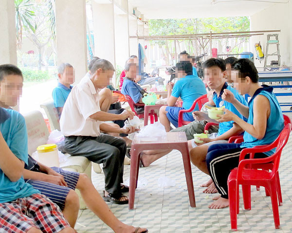 Uống bia rượu nhiều có thể bị loạn thần. Trong ảnh, người tâm thần tại Trung tâm Điều dưỡng Người bệnh tâm thần Thủ Đức. Uống bia rượu nhiều có thể bị loạn thần. Trong ảnh, người tâm thần tại Trung tâm Điều dưỡng Người bệnh tâm thần Thủ Đức.