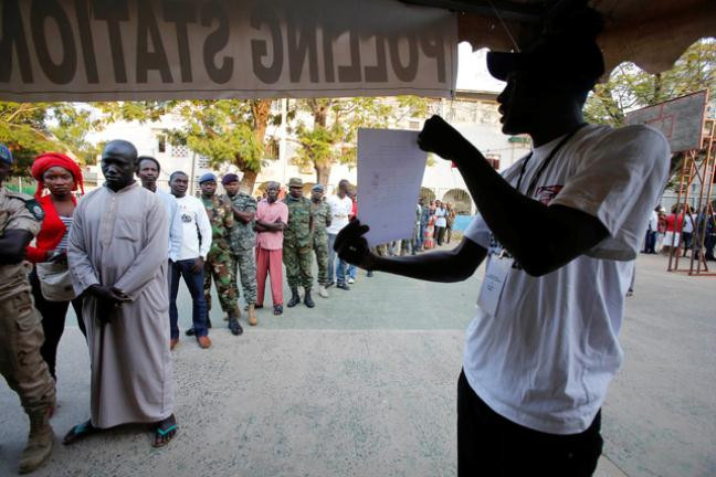 Người dân Gambia đi bỏ phiếu hôm 1-12.