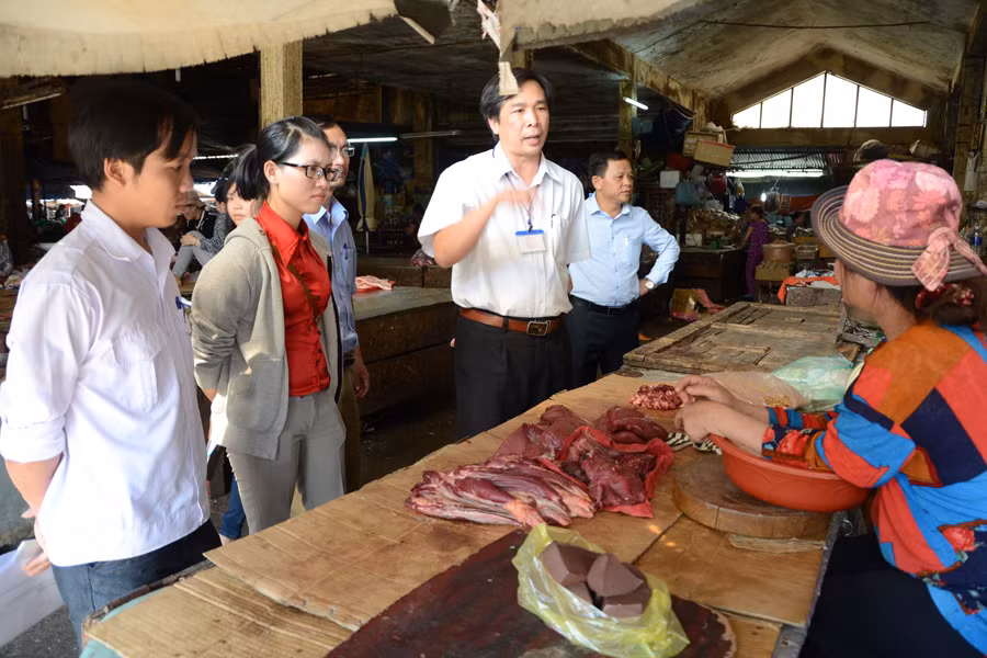 Đa số thịt gia súc trên thị trường chưa được kiểm soát dịch bệnh. Ảnh: T.Đ Đa số thịt gia súc trên thị trường chưa được kiểm soát dịch bệnh. Ảnh: T.Đ