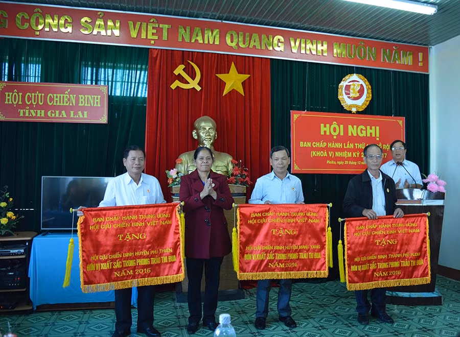  Các tập thể nhận cờ thi đua của Ban Chấp hành Trung ương Hội Cựu chiến binh Việt Nam. Ảnh: Anh Huy