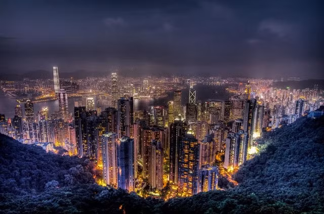 Quang cảnh thành phố về đêm nhìn từ đỉnh Victoria, phía Tây Hồng Kong (Trung Quốc).