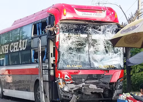 Đầu ôtô giường nằm hư hỏng sau cú tông mạnh vào đuôi ôtô chạy trước.