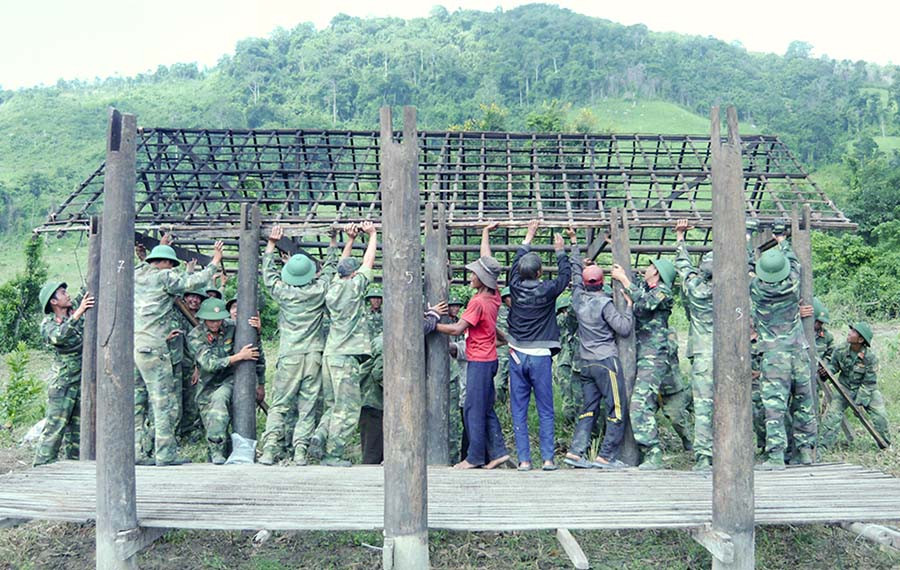 Lực lượng vũ trang huyện Kông Chro giúp 60 hộ dân làng Brang (xã Đak Pling) di dời về nơi ở mới. Ảnh: H.T Lực lượng vũ trang huyện Kông Chro giúp 60 hộ dân làng Brang (xã Đak Pling) di dời về nơi ở mới. Ảnh: H.T