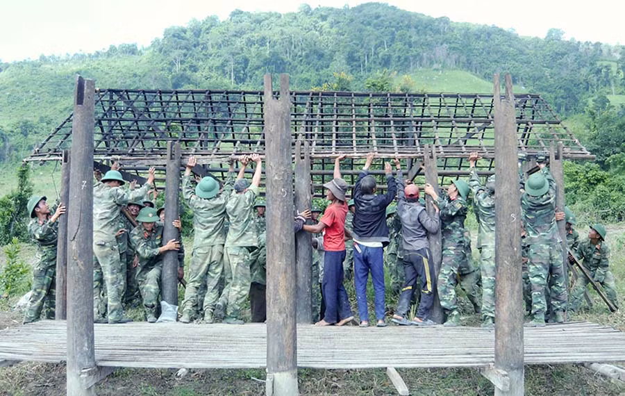 Lực lượng vũ trang huyện Kông Chro giúp 60 hộ dân làng Brang (xã Đak Pling) di dời về nơi ở mới. Ảnh: H.T