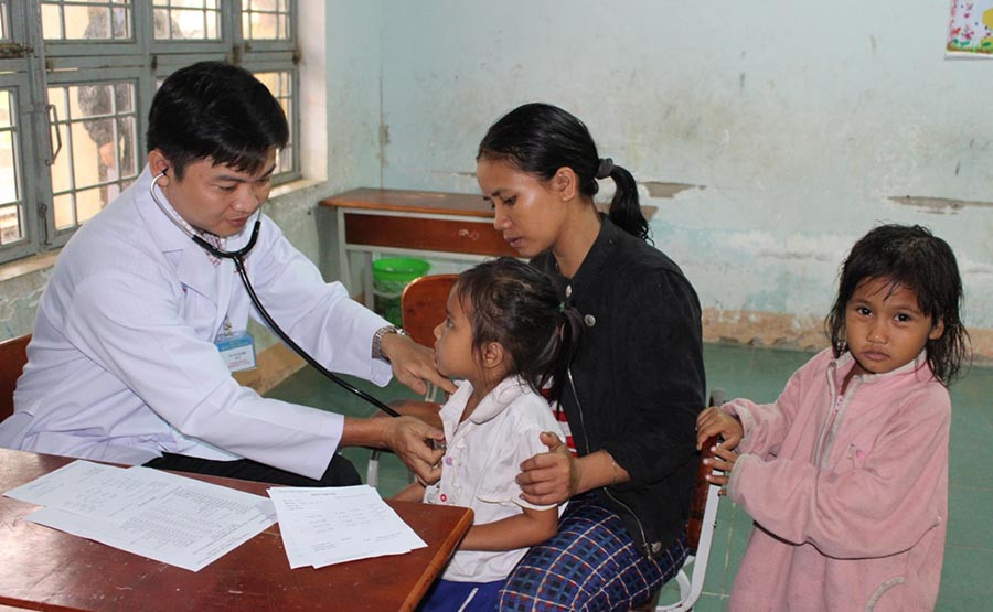 Các bác sĩ trong đoàn công tác xã hội “GL” khám bệnh cho người dân xã Hà Tây, huyện Chư Pah. Ảnh: P.L