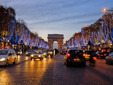 200 cây ánh sáng với hàng trăm đèn led thay đổi màu sắc trên đường Champs-Elysées, thủ đô Paris, nước Pháp.