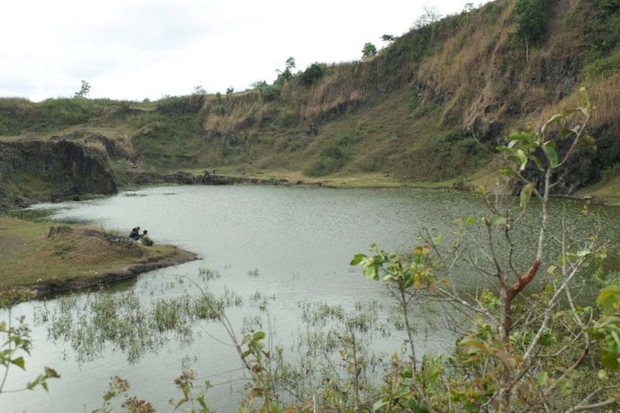  Từ đỉnh núi Đá có thể ngắm hồ nước trong xanh thơ mộng giữa những ngọn đồi. Ảnh: N.B