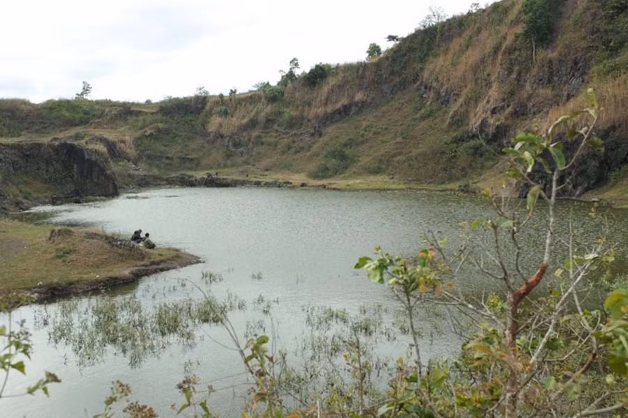  Từ đỉnh núi Đá có thể ngắm hồ nước trong xanh thơ mộng giữa những ngọn đồi. Ảnh: N.B