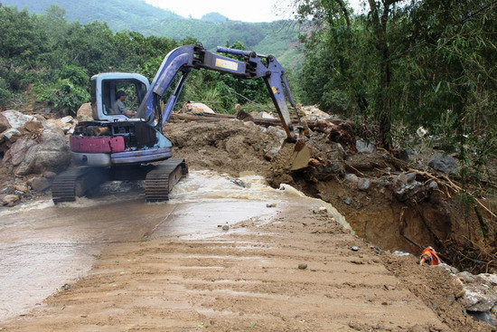 Lực lượng chức năng đang khắc phục tuyến đường ven hồ Định Bình, huyện Vĩnh Thạnh, tỉnh Bình Định. Lực lượng chức năng đang khắc phục tuyến đường ven hồ Định Bình, huyện Vĩnh Thạnh, tỉnh Bình Định.