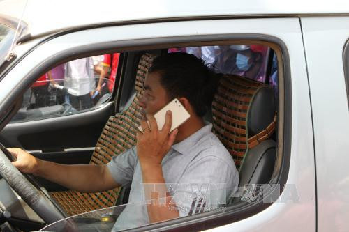 Hành vi dùng tay sử dụng điện thoại di động khi đang điều khiển xe chạy trên đường tiềm ẩn nhiều nguy cơ tai nạn. Hành vi dùng tay sử dụng điện thoại di động khi đang điều khiển xe chạy trên đường tiềm ẩn nhiều nguy cơ tai nạn.