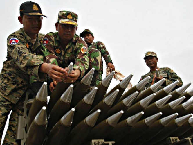 Binh lính Campuchia trong một đợt huấn luyện quân sự Binh lính Campuchia trong một đợt huấn luyện quân sự