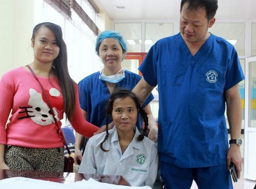 Tiến sĩ Hùng (bên phải ), cùng bệnh nhân và con gái. Ảnh: Bác sĩ cung cấp. Tiến sĩ Hùng (bên phải ), cùng bệnh nhân và con gái. Ảnh: Bác sĩ cung cấp.