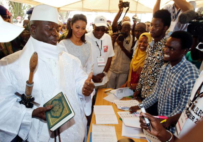 Tổng thống đương nhiệm của Gambia là Yahya Jammeh (trái) - người nắm quyền điều hành đất nước trong 22 năm qua. Là một ứng viên tổng thống năm nay, ông Jammeh đang được kỳ vọng tiếp tục đắc cử trong nhiệm kỳ tới, dù cũng có nhiều ý kiến cho rằng ông đã tại vị quá lâu và nên được thay thế bằng một ứng viên khác.