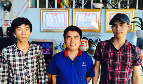 3 anh em tình nguyện cứu hộ xe máy miễn phí cho bà con khi nước ngập hồi tháng 10 vừa qua. 3 anh em tình nguyện cứu hộ xe máy miễn phí cho bà con khi nước ngập hồi tháng 10 vừa qua.