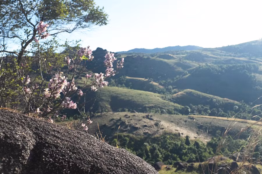 Khung cảnh hùng vĩ và lãng mạn nhìn từ trên đỉnh núi Chư Pah. Ảnh: H.N Khung cảnh hùng vĩ và lãng mạn nhìn từ trên đỉnh núi Chư Pah. Ảnh: H.N