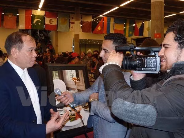 Đại sứ Vũ Việt Anh trả lời phỏng vấn báo chí quốc tế tại Hội chợ quốc tế Bazaar.