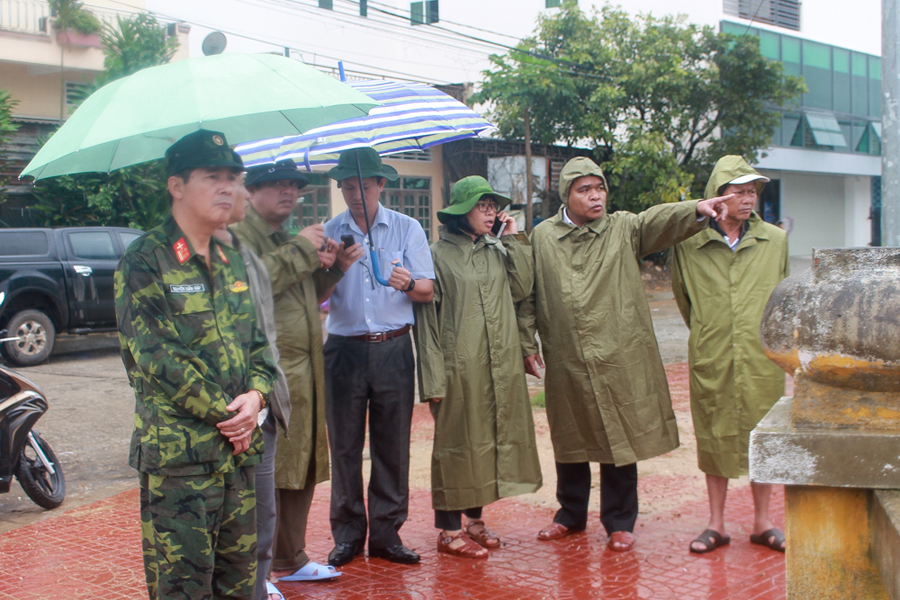 Các đồng chí lãnh đạo tỉnh xuống kiểm tra và chỉ đạo công tác phòng-chống thiên tai tại thị xã An Khê. Ảnh: Hồng Thi Các đồng chí lãnh đạo tỉnh xuống kiểm tra và chỉ đạo công tác phòng-chống thiên tai tại thị xã An Khê. Ảnh: Hồng Thi