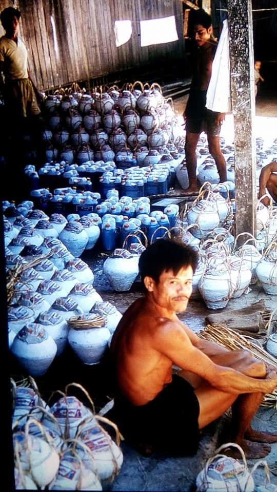 Trước năm 1975, nước mắm thành phẩm ở Phú Quốc được cho vào các tĩn như thế này để mang đi tiêu thụ - Ảnh tư liệu Trước năm 1975, nước mắm thành phẩm ở Phú Quốc được cho vào các tĩn như thế này để mang đi tiêu thụ - Ảnh tư liệu