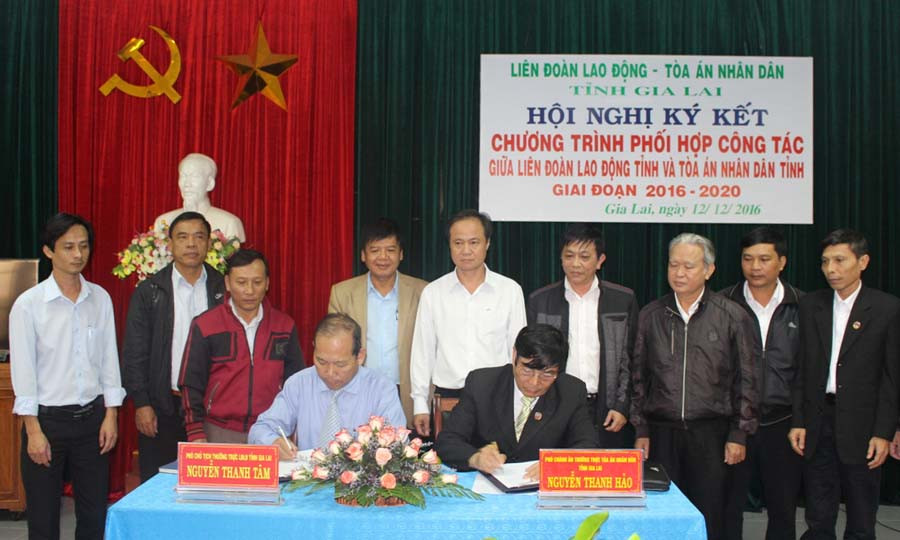 Đại diện lãnh đạo Liên đoàn Lao động tỉnh Gia Lai với Tòa án nhân dân tỉnh đã thông qua và ký kết chương trình phối hợp. Ảnh: P.L  Đại diện lãnh đạo Liên đoàn Lao động tỉnh với Tòa án nhân dân tỉnh đã thông qua và ký kết chương trình phối hợp. Ảnh: P.L