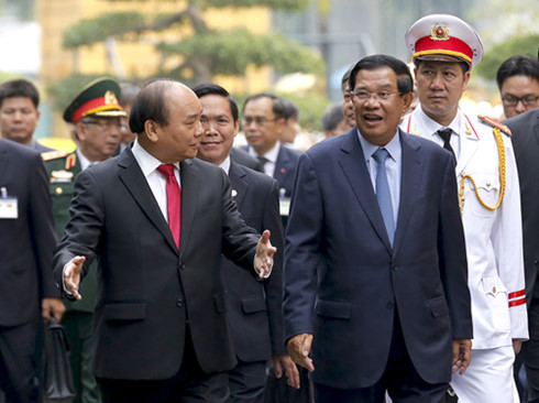 Hai Thủ tướng trò chuyện sau lễ đón