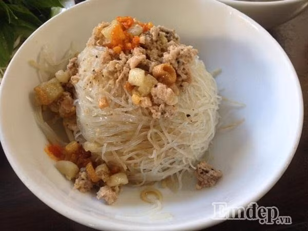 Phở khô sau khi chần vẫn nguyên dạng ban đầu.