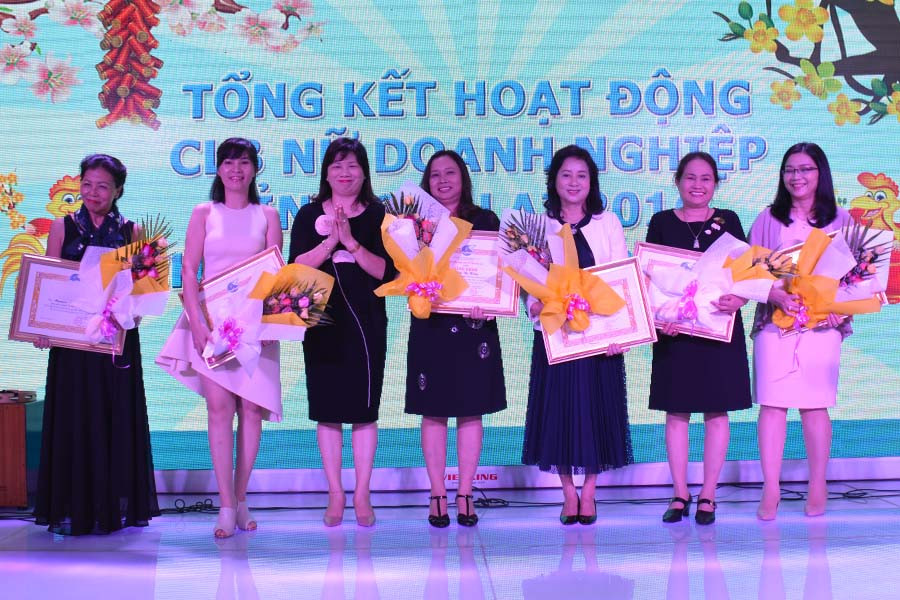  Ban Thường vụ Hội Liên hiệp Phụ nữ tỉnh tặng bằng khen cho tập thể, cá nhân. Ảnh: Anh Huy