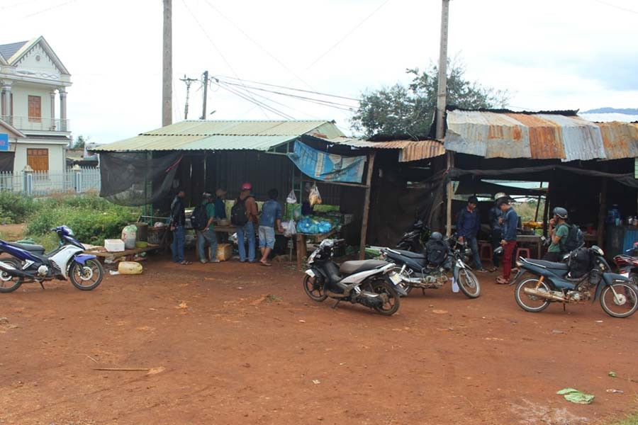 Xã Đak Sơ Mei chưa có chợ, chỉ có một vài tiểu thương buôn bán ở lán tạm. Ảnh: T.B