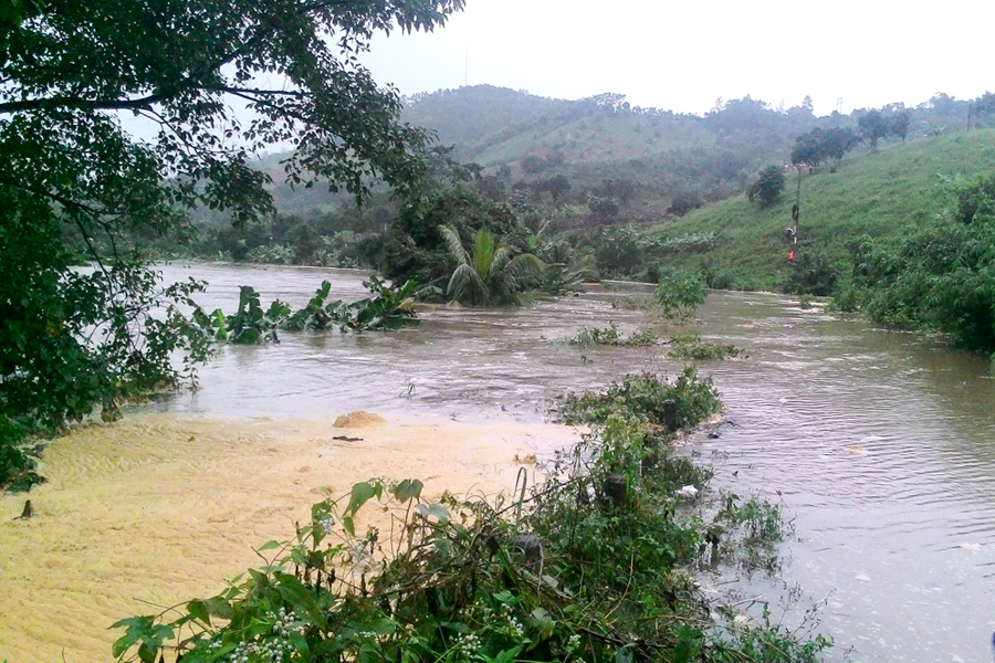 Đường qua làng Groi (thị trấn Kbang, huyện Kbang) bị ngập sâu trong nước. Ảnh: Hồng Thi Đường qua làng Groi (thị trấn Kbang, huyện Kbang) bị chia ngập sâu trong nước. Ảnh: Hồng Thi