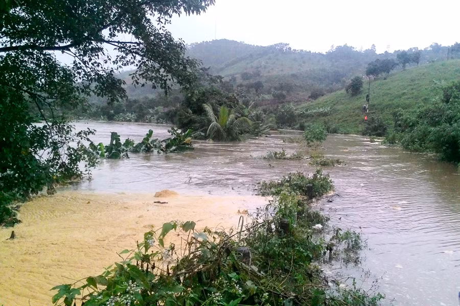Đường qua làng Groi (thị trấn Kbang, huyện Kbang) bị chia ngập sâu trong nước. Ảnh: Hồng Thi