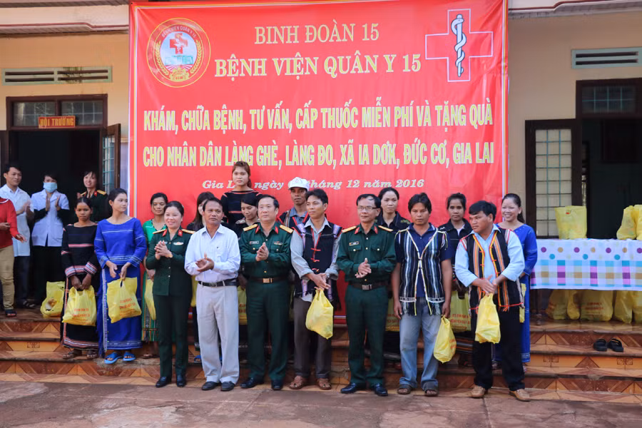 Lãnh đạo Bệnh viện Quân y 15, Công ty TNHH một thành viên 74 và Bí thư Đảng ủy xã Ia Dơk tặng quà cho bà con. Ảnh: N.D