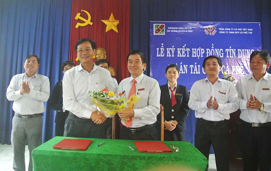  Agribank Ia Grai ký kết hợp đồng tín dụng tái canh cà phê với Công ty TNHH một thành viên Cà phê 705. Ảnh: S.C