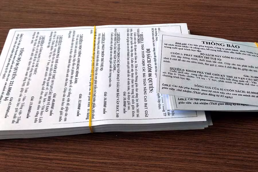 Các sấp thông báo chào mời mua sách dùng để phát cho học sinh tại một số trường học. Ảnh: M.N