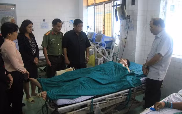 Lãnh đạo thành phố Kon Tum tới thăm Thiếu úy Vương Hoàng Giáp tại bệnh viện. Lãnh đạo thành phố Kon Tum tới thăm Thiếu úy Vương Hoàng Giáp tại bệnh viện.